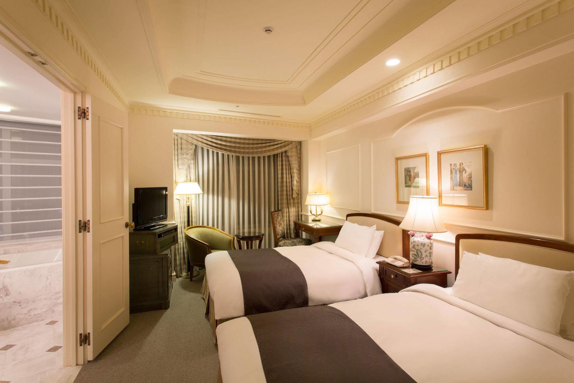 Hotel The Manhattan سيبَ المظهر الخارجي الصورة