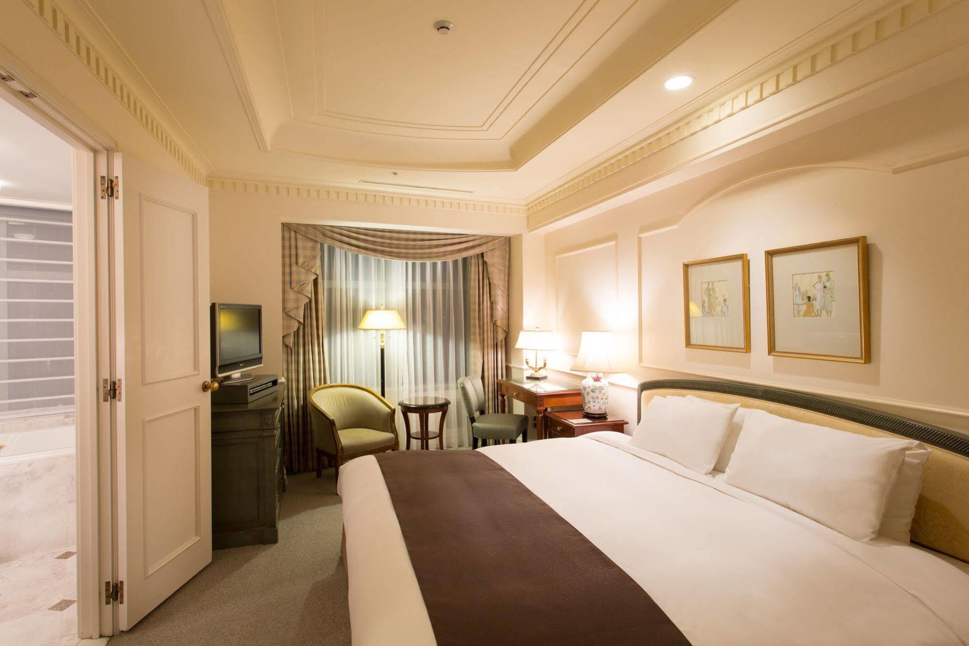 Hotel The Manhattan سيبَ المظهر الخارجي الصورة