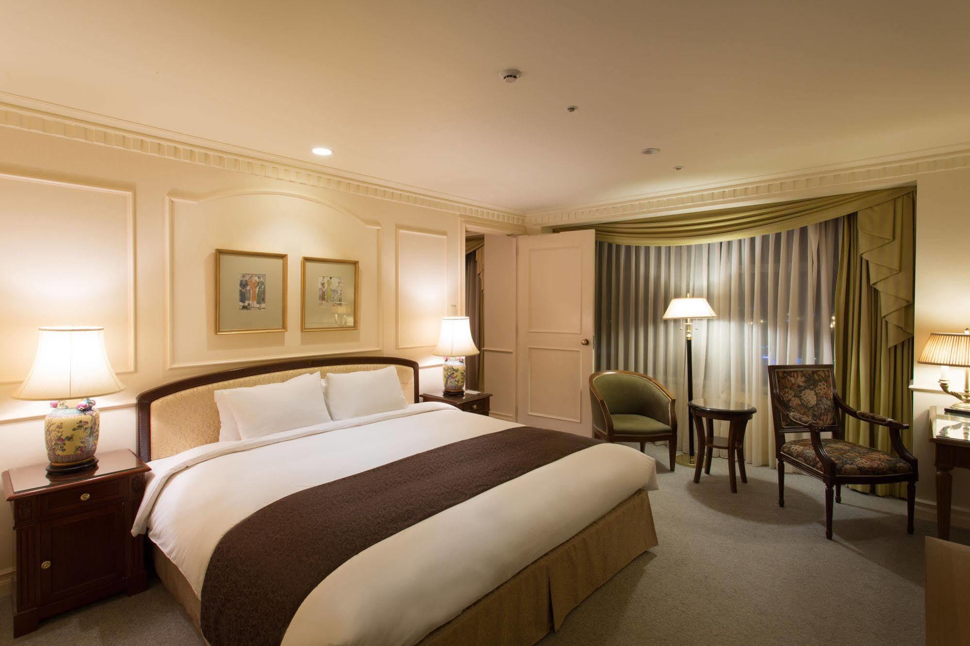 Hotel The Manhattan سيبَ المظهر الخارجي الصورة